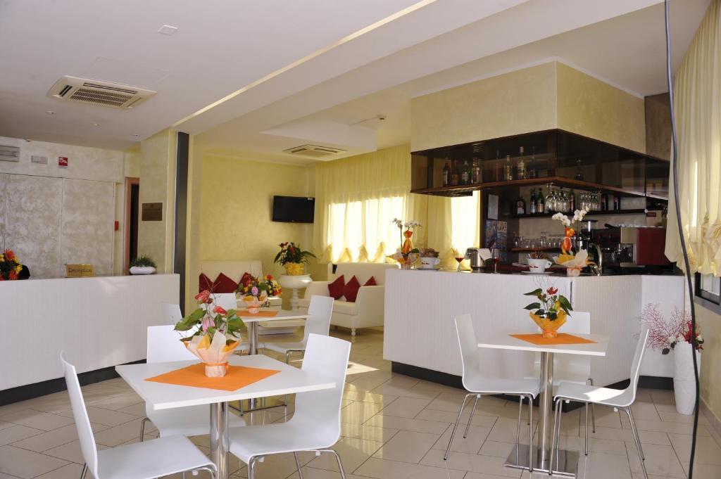 Hotel Fantasy Rimini Esterno foto