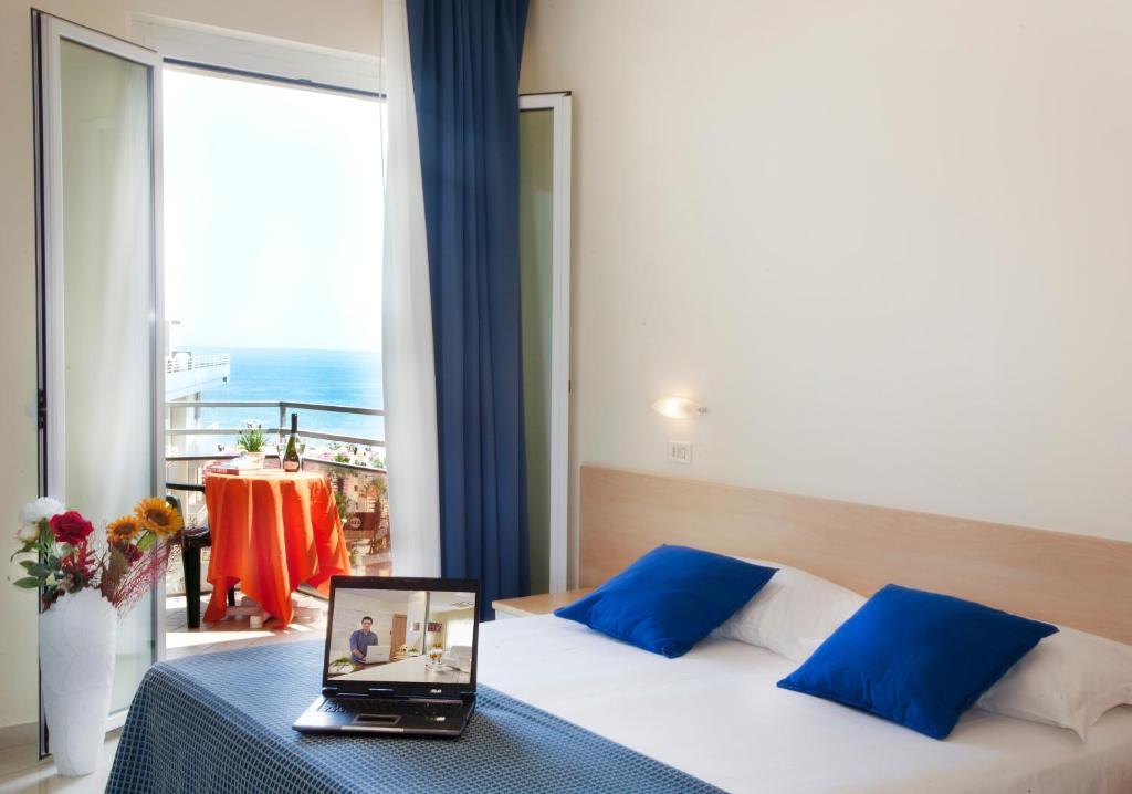 Hotel Fantasy Rimini Esterno foto